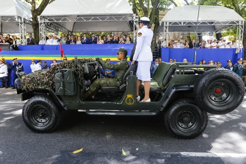 A abertura do desfile foi realizada pelo pelotão de 30 alunos de escolas estaduais e 20 atletas do Núcleo de Esporte e Lazer (NEL) da modalidade de ginástica rítmica e por atletas paralímpicos e olímpicos da Secretaria de Estado de Educação (Seduc). O grupo fez a entrega da Tocha da Paz ao general Paulo Sérgio Nogueira, do Comando Militar do Norte. O instrumento simbólico representa o esforço coletivo para alimentar e intensificar a nacionalidade; o repúdio às drogas, à discriminação e a todo tipo de violência.  <div class='credito_fotos'>Foto: Marcelo Seabra / Ag. Pará   |   <a href='/midias/2019/originais/5414_20190907100236__mg_3444.jpg' download><i class='fa-solid fa-download'></i> Download</a></div>