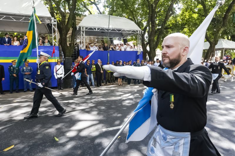 A abertura do desfile foi realizada pelo pelotão de 30 alunos de escolas estaduais e 20 atletas do Núcleo de Esporte e Lazer (NEL) da modalidade de ginástica rítmica e por atletas paralímpicos e olímpicos da Secretaria de Estado de Educação (Seduc). O grupo fez a entrega da Tocha da Paz ao general Paulo Sérgio Nogueira, do Comando Militar do Norte. O instrumento simbólico representa o esforço coletivo para alimentar e intensificar a nacionalidade; o repúdio às drogas, à discriminação e a todo tipo de violência.  <div class='credito_fotos'>Foto: Marcelo Seabra / Ag. Pará   |   <a href='/midias/2019/originais/5414_20190907100323__mg_3446.jpg' download><i class='fa-solid fa-download'></i> Download</a></div>