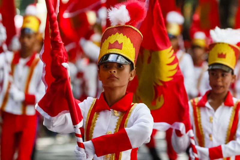 A abertura do desfile foi realizada pelo pelotão de 30 alunos de escolas estaduais e 20 atletas do Núcleo de Esporte e Lazer (NEL) da modalidade de ginástica rítmica e por atletas paralímpicos e olímpicos da Secretaria de Estado de Educação (Seduc). O grupo fez a entrega da Tocha da Paz ao general Paulo Sérgio Nogueira, do Comando Militar do Norte. O instrumento simbólico representa o esforço coletivo para alimentar e intensificar a nacionalidade; o repúdio às drogas, à discriminação e a todo tipo de violência.  <div class='credito_fotos'>Foto: Marcelo Seabra / Ag. Pará   |   <a href='/midias/2019/originais/5414_20190907100828__mg_3045.jpg' download><i class='fa-solid fa-download'></i> Download</a></div>