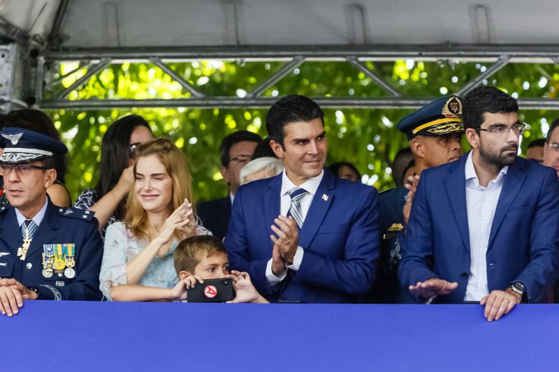 A abertura do desfile foi realizada pelo pelotão de 30 alunos de escolas estaduais e 20 atletas do Núcleo de Esporte e Lazer (NEL) da modalidade de ginástica rítmica e por atletas paralímpicos e olímpicos da Secretaria de Estado de Educação (Seduc). O grupo fez a entrega da Tocha da Paz ao general Paulo Sérgio Nogueira, do Comando Militar do Norte. O instrumento simbólico representa o esforço coletivo para alimentar e intensificar a nacionalidade; o repúdio às drogas, à discriminação e a todo tipo de violência.  <div class='credito_fotos'>Foto: Marcelo Seabra / Ag. Pará   |   <a href='/midias/2019/originais/5414_20190907100914__mg_3052.jpg' download><i class='fa-solid fa-download'></i> Download</a></div>