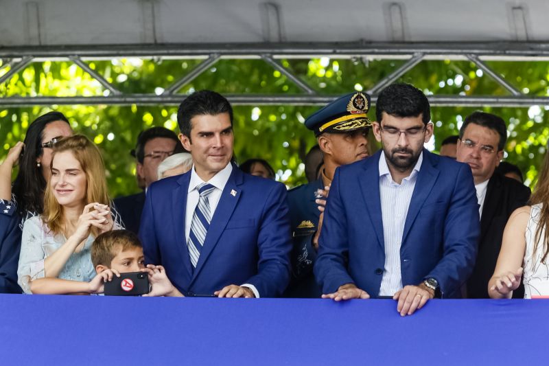 A abertura do desfile foi realizada pelo pelotão de 30 alunos de escolas estaduais e 20 atletas do Núcleo de Esporte e Lazer (NEL) da modalidade de ginástica rítmica e por atletas paralímpicos e olímpicos da Secretaria de Estado de Educação (Seduc). O grupo fez a entrega da Tocha da Paz ao general Paulo Sérgio Nogueira, do Comando Militar do Norte. O instrumento simbólico representa o esforço coletivo para alimentar e intensificar a nacionalidade; o repúdio às drogas, à discriminação e a todo tipo de violência.  <div class='credito_fotos'>Foto: Marcelo Seabra / Ag. Pará   |   <a href='/midias/2019/originais/5414_20190907100915__mg_3054.jpg' download><i class='fa-solid fa-download'></i> Download</a></div>