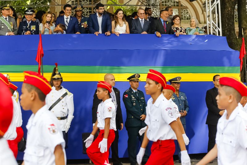 A abertura do desfile foi realizada pelo pelotão de 30 alunos de escolas estaduais e 20 atletas do Núcleo de Esporte e Lazer (NEL) da modalidade de ginástica rítmica e por atletas paralímpicos e olímpicos da Secretaria de Estado de Educação (Seduc). O grupo fez a entrega da Tocha da Paz ao general Paulo Sérgio Nogueira, do Comando Militar do Norte. O instrumento simbólico representa o esforço coletivo para alimentar e intensificar a nacionalidade; o repúdio às drogas, à discriminação e a todo tipo de violência.  <div class='credito_fotos'>Foto: Marcelo Seabra / Ag. Pará   |   <a href='/midias/2019/originais/5414_20190907100937__mg_3479.jpg' download><i class='fa-solid fa-download'></i> Download</a></div>