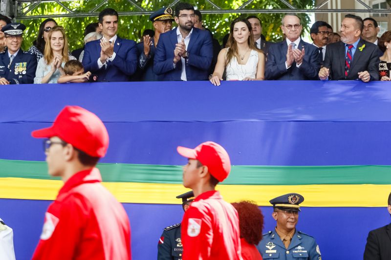 A abertura do desfile foi realizada pelo pelotão de 30 alunos de escolas estaduais e 20 atletas do Núcleo de Esporte e Lazer (NEL) da modalidade de ginástica rítmica e por atletas paralímpicos e olímpicos da Secretaria de Estado de Educação (Seduc). O grupo fez a entrega da Tocha da Paz ao general Paulo Sérgio Nogueira, do Comando Militar do Norte. O instrumento simbólico representa o esforço coletivo para alimentar e intensificar a nacionalidade; o repúdio às drogas, à discriminação e a todo tipo de violência.  <div class='credito_fotos'>Foto: Marcelo Seabra / Ag. Pará   |   <a href='/midias/2019/originais/5414_20190907101024__mg_3058.jpg' download><i class='fa-solid fa-download'></i> Download</a></div>