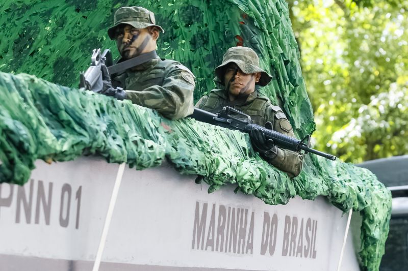 A abertura do desfile foi realizada pelo pelotão de 30 alunos de escolas estaduais e 20 atletas do Núcleo de Esporte e Lazer (NEL) da modalidade de ginástica rítmica e por atletas paralímpicos e olímpicos da Secretaria de Estado de Educação (Seduc). O grupo fez a entrega da Tocha da Paz ao general Paulo Sérgio Nogueira, do Comando Militar do Norte. O instrumento simbólico representa o esforço coletivo para alimentar e intensificar a nacionalidade; o repúdio às drogas, à discriminação e a todo tipo de violência.  <div class='credito_fotos'>Foto: Marcelo Seabra / Ag. Pará   |   <a href='/midias/2019/originais/5414_20190907102036__mg_3079.jpg' download><i class='fa-solid fa-download'></i> Download</a></div>