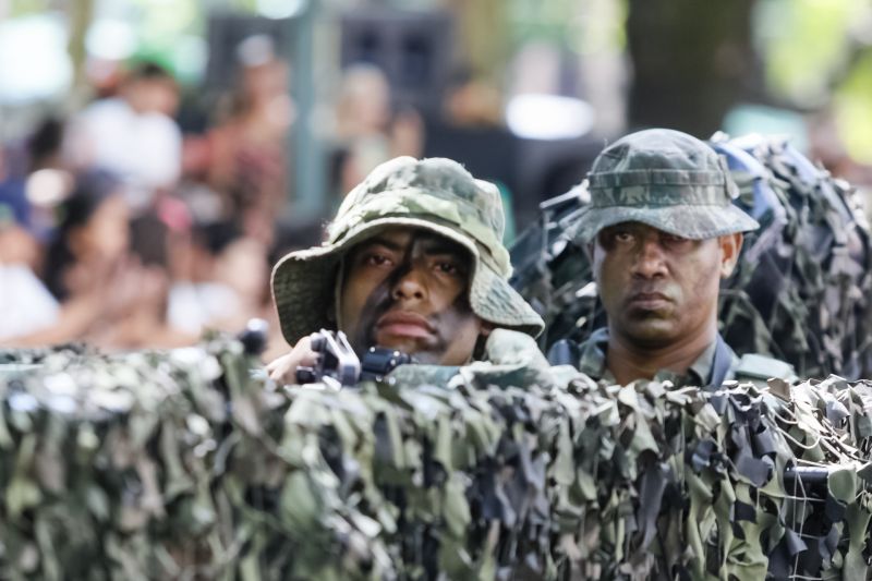 A abertura do desfile foi realizada pelo pelotão de 30 alunos de escolas estaduais e 20 atletas do Núcleo de Esporte e Lazer (NEL) da modalidade de ginástica rítmica e por atletas paralímpicos e olímpicos da Secretaria de Estado de Educação (Seduc). O grupo fez a entrega da Tocha da Paz ao general Paulo Sérgio Nogueira, do Comando Militar do Norte. O instrumento simbólico representa o esforço coletivo para alimentar e intensificar a nacionalidade; o repúdio às drogas, à discriminação e a todo tipo de violência.  <div class='credito_fotos'>Foto: Marcelo Seabra / Ag. Pará   |   <a href='/midias/2019/originais/5414_20190907102100__mg_3081.jpg' download><i class='fa-solid fa-download'></i> Download</a></div>