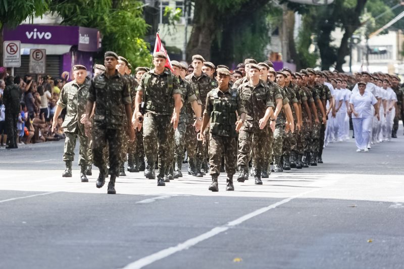 A abertura do desfile foi realizada pelo pelotão de 30 alunos de escolas estaduais e 20 atletas do Núcleo de Esporte e Lazer (NEL) da modalidade de ginástica rítmica e por atletas paralímpicos e olímpicos da Secretaria de Estado de Educação (Seduc). O grupo fez a entrega da Tocha da Paz ao general Paulo Sérgio Nogueira, do Comando Militar do Norte. O instrumento simbólico representa o esforço coletivo para alimentar e intensificar a nacionalidade; o repúdio às drogas, à discriminação e a todo tipo de violência.  <div class='credito_fotos'>Foto: Marcelo Seabra / Ag. Pará   |   <a href='/midias/2019/originais/5414_20190907103220__mg_3131.jpg' download><i class='fa-solid fa-download'></i> Download</a></div>