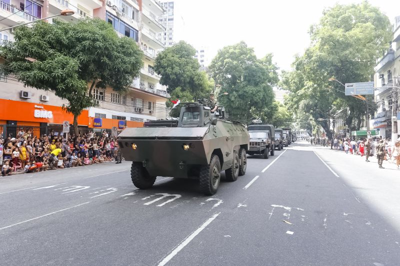 A abertura do desfile foi realizada pelo pelotão de 30 alunos de escolas estaduais e 20 atletas do Núcleo de Esporte e Lazer (NEL) da modalidade de ginástica rítmica e por atletas paralímpicos e olímpicos da Secretaria de Estado de Educação (Seduc). O grupo fez a entrega da Tocha da Paz ao general Paulo Sérgio Nogueira, do Comando Militar do Norte. O instrumento simbólico representa o esforço coletivo para alimentar e intensificar a nacionalidade; o repúdio às drogas, à discriminação e a todo tipo de violência.  <div class='credito_fotos'>Foto: Marcelo Seabra / Ag. Pará   |   <a href='/midias/2019/originais/5414_20190907103226__mg_3783.jpg' download><i class='fa-solid fa-download'></i> Download</a></div>