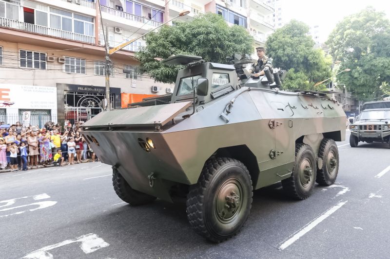 A abertura do desfile foi realizada pelo pelotão de 30 alunos de escolas estaduais e 20 atletas do Núcleo de Esporte e Lazer (NEL) da modalidade de ginástica rítmica e por atletas paralímpicos e olímpicos da Secretaria de Estado de Educação (Seduc). O grupo fez a entrega da Tocha da Paz ao general Paulo Sérgio Nogueira, do Comando Militar do Norte. O instrumento simbólico representa o esforço coletivo para alimentar e intensificar a nacionalidade; o repúdio às drogas, à discriminação e a todo tipo de violência.  <div class='credito_fotos'>Foto: Marcelo Seabra / Ag. Pará   |   <a href='/midias/2019/originais/5414_20190907103228__mg_3791.jpg' download><i class='fa-solid fa-download'></i> Download</a></div>