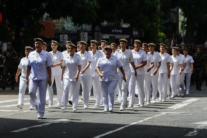 A abertura do desfile foi realizada pelo pelotão de 30 alunos de escolas estaduais e 20 atletas do Núcleo de Esporte e Lazer (NEL) da modalidade de ginástica rítmica e por atletas paralímpicos e olímpicos da Secretaria de Estado de Educação (Seduc). O grupo fez a entrega da Tocha da Paz ao general Paulo Sérgio Nogueira, do Comando Militar do Norte. O instrumento simbólico representa o esforço coletivo para alimentar e intensificar a nacionalidade; o repúdio às drogas, à discriminação e a todo tipo de violência.  <div class='credito_fotos'>Foto: Marcelo Seabra / Ag. Pará   |   <a href='/midias/2019/originais/5414_20190907103241__mg_3135.jpg' download><i class='fa-solid fa-download'></i> Download</a></div>