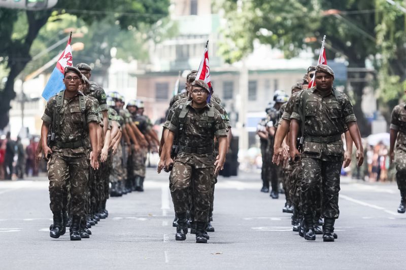 A abertura do desfile foi realizada pelo pelotão de 30 alunos de escolas estaduais e 20 atletas do Núcleo de Esporte e Lazer (NEL) da modalidade de ginástica rítmica e por atletas paralímpicos e olímpicos da Secretaria de Estado de Educação (Seduc). O grupo fez a entrega da Tocha da Paz ao general Paulo Sérgio Nogueira, do Comando Militar do Norte. O instrumento simbólico representa o esforço coletivo para alimentar e intensificar a nacionalidade; o repúdio às drogas, à discriminação e a todo tipo de violência.  <div class='credito_fotos'>Foto: Marcelo Seabra / Ag. Pará   |   <a href='/midias/2019/originais/5414_20190907103330__mg_3140.jpg' download><i class='fa-solid fa-download'></i> Download</a></div>