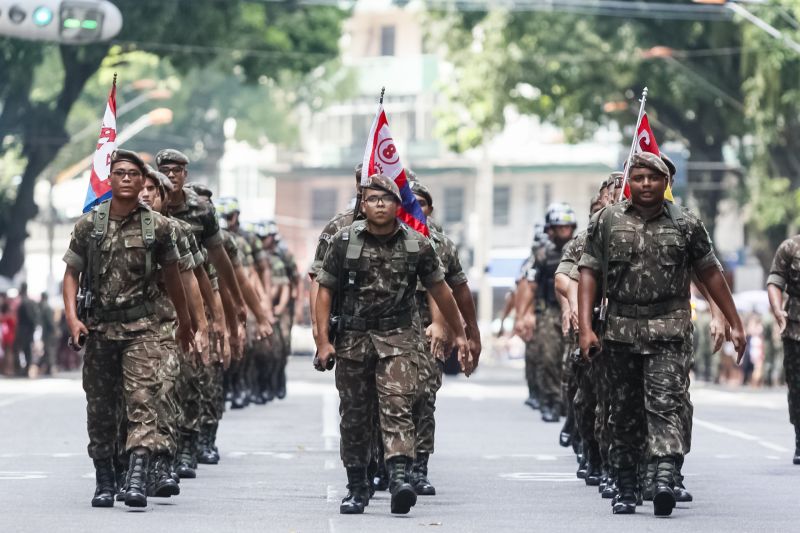 A abertura do desfile foi realizada pelo pelotão de 30 alunos de escolas estaduais e 20 atletas do Núcleo de Esporte e Lazer (NEL) da modalidade de ginástica rítmica e por atletas paralímpicos e olímpicos da Secretaria de Estado de Educação (Seduc). O grupo fez a entrega da Tocha da Paz ao general Paulo Sérgio Nogueira, do Comando Militar do Norte. O instrumento simbólico representa o esforço coletivo para alimentar e intensificar a nacionalidade; o repúdio às drogas, à discriminação e a todo tipo de violência.  <div class='credito_fotos'>Foto: Marcelo Seabra / Ag. Pará   |   <a href='/midias/2019/originais/5414_20190907103331__mg_3146.jpg' download><i class='fa-solid fa-download'></i> Download</a></div>