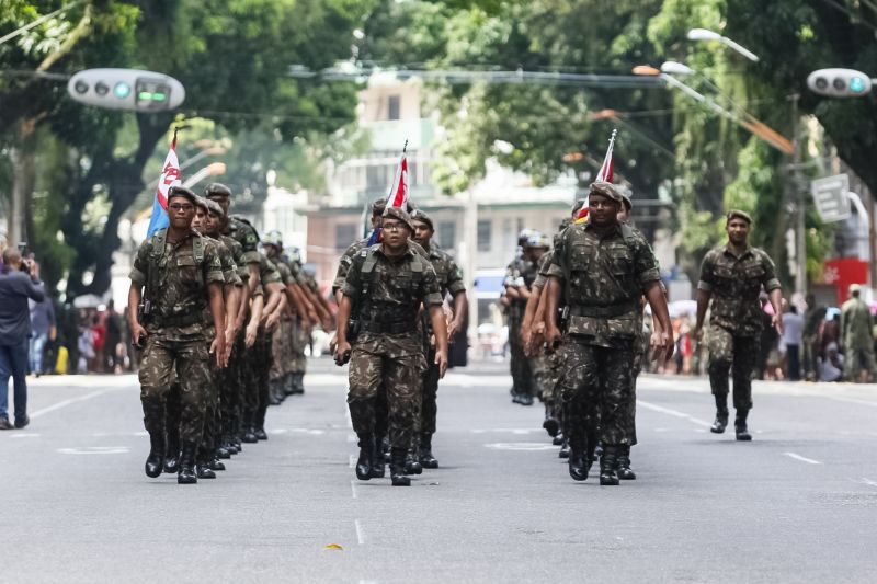 A abertura do desfile foi realizada pelo pelotão de 30 alunos de escolas estaduais e 20 atletas do Núcleo de Esporte e Lazer (NEL) da modalidade de ginástica rítmica e por atletas paralímpicos e olímpicos da Secretaria de Estado de Educação (Seduc). O grupo fez a entrega da Tocha da Paz ao general Paulo Sérgio Nogueira, do Comando Militar do Norte. O instrumento simbólico representa o esforço coletivo para alimentar e intensificar a nacionalidade; o repúdio às drogas, à discriminação e a todo tipo de violência.  <div class='credito_fotos'>Foto: Marcelo Seabra / Ag. Pará   |   <a href='/midias/2019/originais/5414_20190907103332__mg_3149.jpg' download><i class='fa-solid fa-download'></i> Download</a></div>