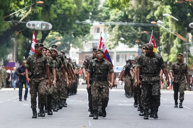 A abertura do desfile foi realizada pelo pelotão de 30 alunos de escolas estaduais e 20 atletas do Núcleo de Esporte e Lazer (NEL) da modalidade de ginástica rítmica e por atletas paralímpicos e olímpicos da Secretaria de Estado de Educação (Seduc). O grupo fez a entrega da Tocha da Paz ao general Paulo Sérgio Nogueira, do Comando Militar do Norte. O instrumento simbólico representa o esforço coletivo para alimentar e intensificar a nacionalidade; o repúdio às drogas, à discriminação e a todo tipo de violência.  <div class='credito_fotos'>Foto: Marcelo Seabra / Ag. Pará   |   <a href='/midias/2019/originais/5414_20190907103336__mg_3153.jpg' download><i class='fa-solid fa-download'></i> Download</a></div>