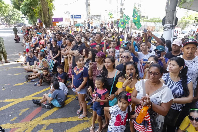 A abertura do desfile foi realizada pelo pelotão de 30 alunos de escolas estaduais e 20 atletas do Núcleo de Esporte e Lazer (NEL) da modalidade de ginástica rítmica e por atletas paralímpicos e olímpicos da Secretaria de Estado de Educação (Seduc). O grupo fez a entrega da Tocha da Paz ao general Paulo Sérgio Nogueira, do Comando Militar do Norte. O instrumento simbólico representa o esforço coletivo para alimentar e intensificar a nacionalidade; o repúdio às drogas, à discriminação e a todo tipo de violência.  <div class='credito_fotos'>Foto: Marcelo Seabra / Ag. Pará   |   <a href='/midias/2019/originais/5414_20190907103456__mg_3800.jpg' download><i class='fa-solid fa-download'></i> Download</a></div>