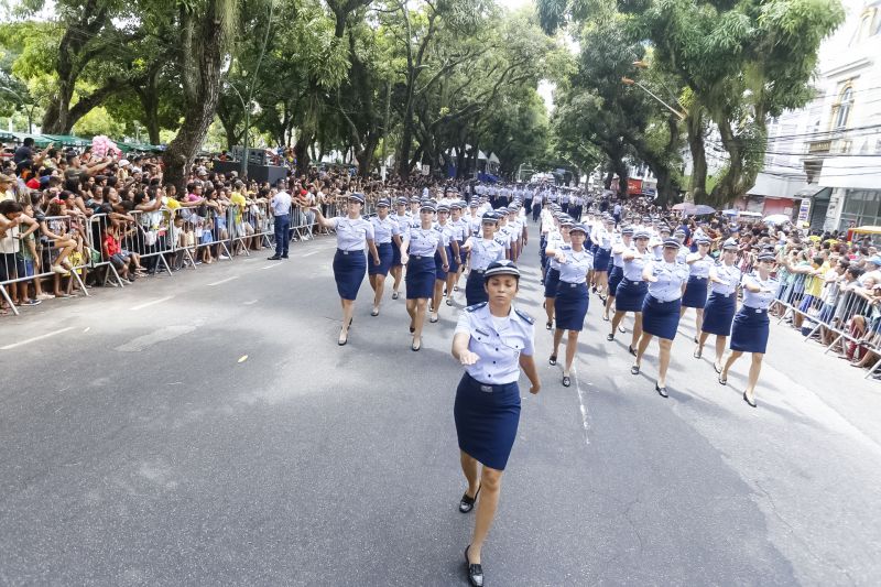 A abertura do desfile foi realizada pelo pelotão de 30 alunos de escolas estaduais e 20 atletas do Núcleo de Esporte e Lazer (NEL) da modalidade de ginástica rítmica e por atletas paralímpicos e olímpicos da Secretaria de Estado de Educação (Seduc). O grupo fez a entrega da Tocha da Paz ao general Paulo Sérgio Nogueira, do Comando Militar do Norte. O instrumento simbólico representa o esforço coletivo para alimentar e intensificar a nacionalidade; o repúdio às drogas, à discriminação e a todo tipo de violência.  <div class='credito_fotos'>Foto: Marcelo Seabra / Ag. Pará   |   <a href='/midias/2019/originais/5414_20190907103646__mg_3803.jpg' download><i class='fa-solid fa-download'></i> Download</a></div>