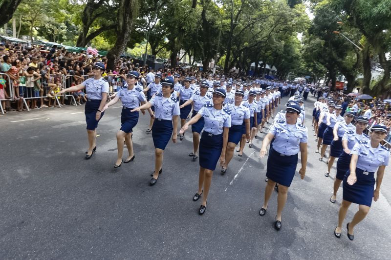 A abertura do desfile foi realizada pelo pelotão de 30 alunos de escolas estaduais e 20 atletas do Núcleo de Esporte e Lazer (NEL) da modalidade de ginástica rítmica e por atletas paralímpicos e olímpicos da Secretaria de Estado de Educação (Seduc). O grupo fez a entrega da Tocha da Paz ao general Paulo Sérgio Nogueira, do Comando Militar do Norte. O instrumento simbólico representa o esforço coletivo para alimentar e intensificar a nacionalidade; o repúdio às drogas, à discriminação e a todo tipo de violência.  <div class='credito_fotos'>Foto: Marcelo Seabra / Ag. Pará   |   <a href='/midias/2019/originais/5414_20190907103648__mg_3809.jpg' download><i class='fa-solid fa-download'></i> Download</a></div>