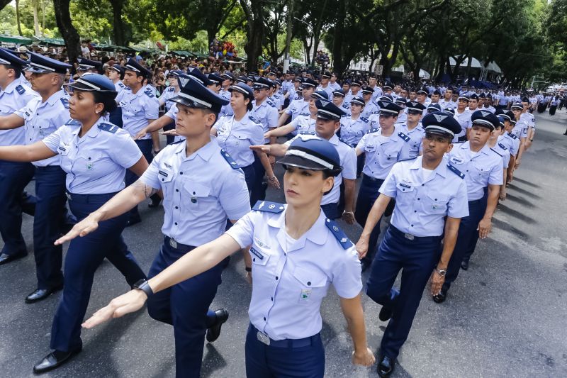 A abertura do desfile foi realizada pelo pelotão de 30 alunos de escolas estaduais e 20 atletas do Núcleo de Esporte e Lazer (NEL) da modalidade de ginástica rítmica e por atletas paralímpicos e olímpicos da Secretaria de Estado de Educação (Seduc). O grupo fez a entrega da Tocha da Paz ao general Paulo Sérgio Nogueira, do Comando Militar do Norte. O instrumento simbólico representa o esforço coletivo para alimentar e intensificar a nacionalidade; o repúdio às drogas, à discriminação e a todo tipo de violência.  <div class='credito_fotos'>Foto: Marcelo Seabra / Ag. Pará   |   <a href='/midias/2019/originais/5414_20190907103704__mg_3818.jpg' download><i class='fa-solid fa-download'></i> Download</a></div>