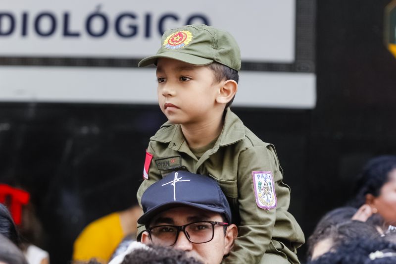 A abertura do desfile foi realizada pelo pelotão de 30 alunos de escolas estaduais e 20 atletas do Núcleo de Esporte e Lazer (NEL) da modalidade de ginástica rítmica e por atletas paralímpicos e olímpicos da Secretaria de Estado de Educação (Seduc). O grupo fez a entrega da Tocha da Paz ao general Paulo Sérgio Nogueira, do Comando Militar do Norte. O instrumento simbólico representa o esforço coletivo para alimentar e intensificar a nacionalidade; o repúdio às drogas, à discriminação e a todo tipo de violência.  <div class='credito_fotos'>Foto: Marcelo Seabra / Ag. Pará   |   <a href='/midias/2019/originais/5414_20190907103738__mg_3160.jpg' download><i class='fa-solid fa-download'></i> Download</a></div>