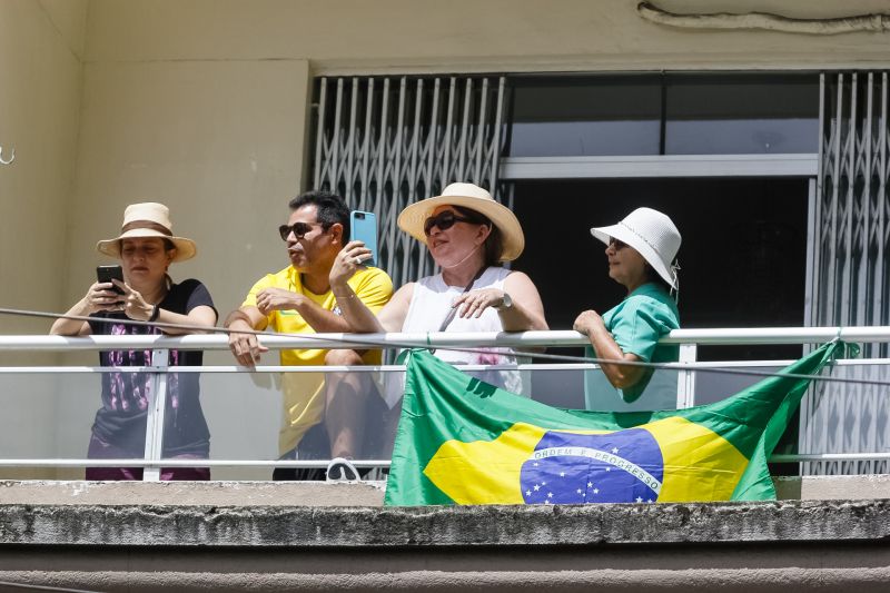 A abertura do desfile foi realizada pelo pelotão de 30 alunos de escolas estaduais e 20 atletas do Núcleo de Esporte e Lazer (NEL) da modalidade de ginástica rítmica e por atletas paralímpicos e olímpicos da Secretaria de Estado de Educação (Seduc). O grupo fez a entrega da Tocha da Paz ao general Paulo Sérgio Nogueira, do Comando Militar do Norte. O instrumento simbólico representa o esforço coletivo para alimentar e intensificar a nacionalidade; o repúdio às drogas, à discriminação e a todo tipo de violência.  <div class='credito_fotos'>Foto: Marcelo Seabra / Ag. Pará   |   <a href='/midias/2019/originais/5414_20190907103746__mg_3163.jpg' download><i class='fa-solid fa-download'></i> Download</a></div>