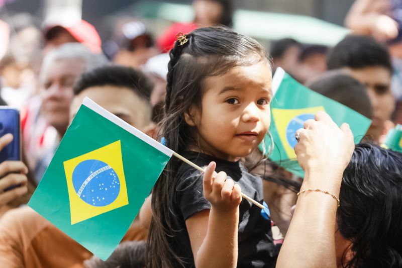 A abertura do desfile foi realizada pelo pelotão de 30 alunos de escolas estaduais e 20 atletas do Núcleo de Esporte e Lazer (NEL) da modalidade de ginástica rítmica e por atletas paralímpicos e olímpicos da Secretaria de Estado de Educação (Seduc). O grupo fez a entrega da Tocha da Paz ao general Paulo Sérgio Nogueira, do Comando Militar do Norte. O instrumento simbólico representa o esforço coletivo para alimentar e intensificar a nacionalidade; o repúdio às drogas, à discriminação e a todo tipo de violência.  <div class='credito_fotos'>Foto: Marcelo Seabra / Ag. Pará   |   <a href='/midias/2019/originais/5414_20190907103813__mg_3168.jpg' download><i class='fa-solid fa-download'></i> Download</a></div>