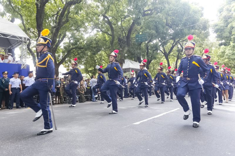 A abertura do desfile foi realizada pelo pelotão de 30 alunos de escolas estaduais e 20 atletas do Núcleo de Esporte e Lazer (NEL) da modalidade de ginástica rítmica e por atletas paralímpicos e olímpicos da Secretaria de Estado de Educação (Seduc). O grupo fez a entrega da Tocha da Paz ao general Paulo Sérgio Nogueira, do Comando Militar do Norte. O instrumento simbólico representa o esforço coletivo para alimentar e intensificar a nacionalidade; o repúdio às drogas, à discriminação e a todo tipo de violência.  <div class='credito_fotos'>Foto: Marcelo Seabra / Ag. Pará   |   <a href='/midias/2019/originais/5414_20190907104056__mg_3836.jpg' download><i class='fa-solid fa-download'></i> Download</a></div>