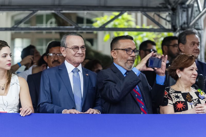 A abertura do desfile foi realizada pelo pelotão de 30 alunos de escolas estaduais e 20 atletas do Núcleo de Esporte e Lazer (NEL) da modalidade de ginástica rítmica e por atletas paralímpicos e olímpicos da Secretaria de Estado de Educação (Seduc). O grupo fez a entrega da Tocha da Paz ao general Paulo Sérgio Nogueira, do Comando Militar do Norte. O instrumento simbólico representa o esforço coletivo para alimentar e intensificar a nacionalidade; o repúdio às drogas, à discriminação e a todo tipo de violência.  <div class='credito_fotos'>Foto: Marcelo Seabra / Ag. Pará   |   <a href='/midias/2019/originais/5414_20190907104118__mg_3177.jpg' download><i class='fa-solid fa-download'></i> Download</a></div>