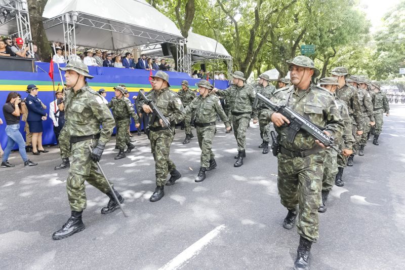 A abertura do desfile foi realizada pelo pelotão de 30 alunos de escolas estaduais e 20 atletas do Núcleo de Esporte e Lazer (NEL) da modalidade de ginástica rítmica e por atletas paralímpicos e olímpicos da Secretaria de Estado de Educação (Seduc). O grupo fez a entrega da Tocha da Paz ao general Paulo Sérgio Nogueira, do Comando Militar do Norte. O instrumento simbólico representa o esforço coletivo para alimentar e intensificar a nacionalidade; o repúdio às drogas, à discriminação e a todo tipo de violência.  <div class='credito_fotos'>Foto: Marcelo Seabra / Ag. Pará   |   <a href='/midias/2019/originais/5414_20190907104229__mg_3867.jpg' download><i class='fa-solid fa-download'></i> Download</a></div>