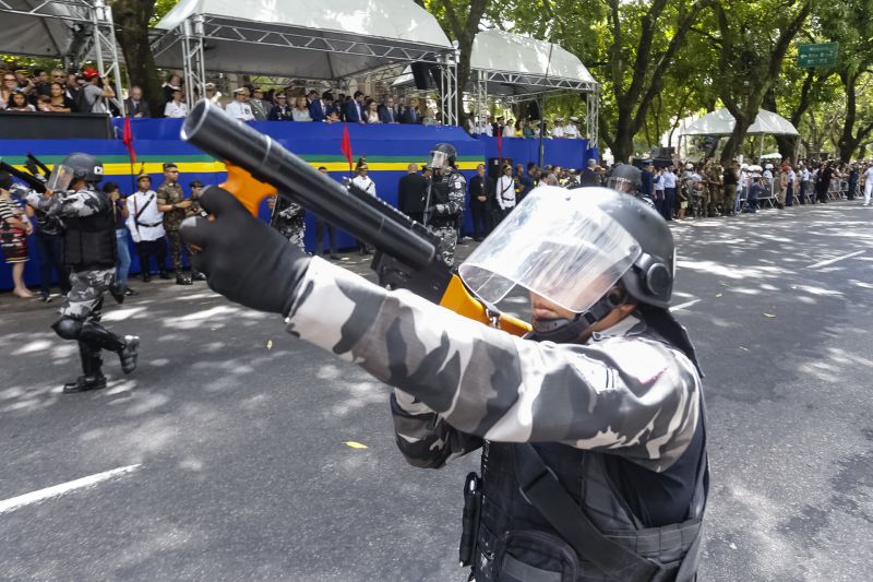 A abertura do desfile foi realizada pelo pelotão de 30 alunos de escolas estaduais e 20 atletas do Núcleo de Esporte e Lazer (NEL) da modalidade de ginástica rítmica e por atletas paralímpicos e olímpicos da Secretaria de Estado de Educação (Seduc). O grupo fez a entrega da Tocha da Paz ao general Paulo Sérgio Nogueira, do Comando Militar do Norte. O instrumento simbólico representa o esforço coletivo para alimentar e intensificar a nacionalidade; o repúdio às drogas, à discriminação e a todo tipo de violência.  <div class='credito_fotos'>Foto: Marcelo Seabra / Ag. Pará   |   <a href='/midias/2019/originais/5414_20190907104307__mg_3881.jpg' download><i class='fa-solid fa-download'></i> Download</a></div>