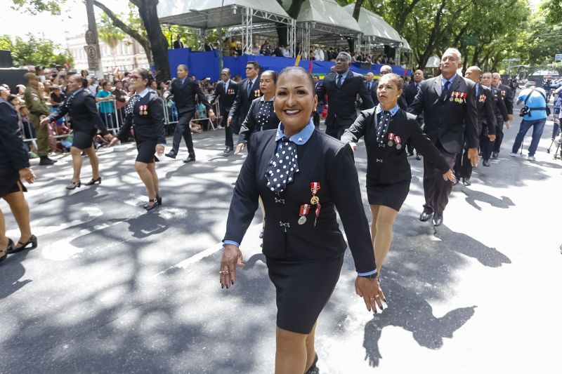 A abertura do desfile foi realizada pelo pelotão de 30 alunos de escolas estaduais e 20 atletas do Núcleo de Esporte e Lazer (NEL) da modalidade de ginástica rítmica e por atletas paralímpicos e olímpicos da Secretaria de Estado de Educação (Seduc). O grupo fez a entrega da Tocha da Paz ao general Paulo Sérgio Nogueira, do Comando Militar do Norte. O instrumento simbólico representa o esforço coletivo para alimentar e intensificar a nacionalidade; o repúdio às drogas, à discriminação e a todo tipo de violência.  <div class='credito_fotos'>Foto: Marcelo Seabra / Ag. Pará   |   <a href='/midias/2019/originais/5414_20190907104428__mg_3896.jpg' download><i class='fa-solid fa-download'></i> Download</a></div>