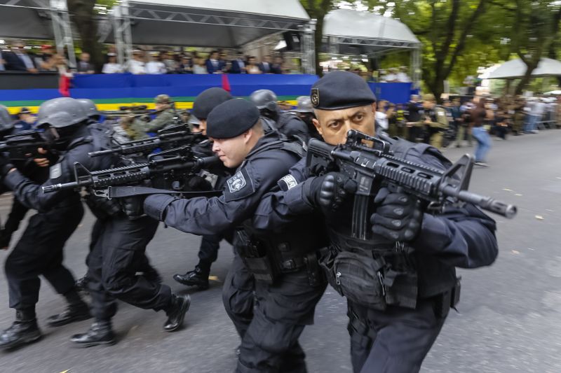 A abertura do desfile foi realizada pelo pelotão de 30 alunos de escolas estaduais e 20 atletas do Núcleo de Esporte e Lazer (NEL) da modalidade de ginástica rítmica e por atletas paralímpicos e olímpicos da Secretaria de Estado de Educação (Seduc). O grupo fez a entrega da Tocha da Paz ao general Paulo Sérgio Nogueira, do Comando Militar do Norte. O instrumento simbólico representa o esforço coletivo para alimentar e intensificar a nacionalidade; o repúdio às drogas, à discriminação e a todo tipo de violência.  <div class='credito_fotos'>Foto: Marcelo Seabra / Ag. Pará   |   <a href='/midias/2019/originais/5414_20190907104543__mg_3935.jpg' download><i class='fa-solid fa-download'></i> Download</a></div>