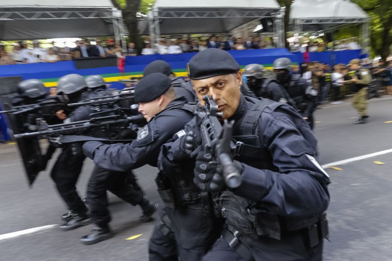 A abertura do desfile foi realizada pelo pelotão de 30 alunos de escolas estaduais e 20 atletas do Núcleo de Esporte e Lazer (NEL) da modalidade de ginástica rítmica e por atletas paralímpicos e olímpicos da Secretaria de Estado de Educação (Seduc). O grupo fez a entrega da Tocha da Paz ao general Paulo Sérgio Nogueira, do Comando Militar do Norte. O instrumento simbólico representa o esforço coletivo para alimentar e intensificar a nacionalidade; o repúdio às drogas, à discriminação e a todo tipo de violência.  <div class='credito_fotos'>Foto: Marcelo Seabra / Ag. Pará   |   <a href='/midias/2019/originais/5414_20190907104544__mg_3937.jpg' download><i class='fa-solid fa-download'></i> Download</a></div>