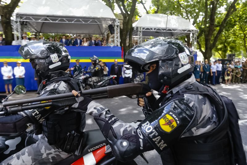 A abertura do desfile foi realizada pelo pelotão de 30 alunos de escolas estaduais e 20 atletas do Núcleo de Esporte e Lazer (NEL) da modalidade de ginástica rítmica e por atletas paralímpicos e olímpicos da Secretaria de Estado de Educação (Seduc). O grupo fez a entrega da Tocha da Paz ao general Paulo Sérgio Nogueira, do Comando Militar do Norte. O instrumento simbólico representa o esforço coletivo para alimentar e intensificar a nacionalidade; o repúdio às drogas, à discriminação e a todo tipo de violência.  <div class='credito_fotos'>Foto: Marcelo Seabra / Ag. Pará   |   <a href='/midias/2019/originais/5414_20190907104737__mg_3942.jpg' download><i class='fa-solid fa-download'></i> Download</a></div>