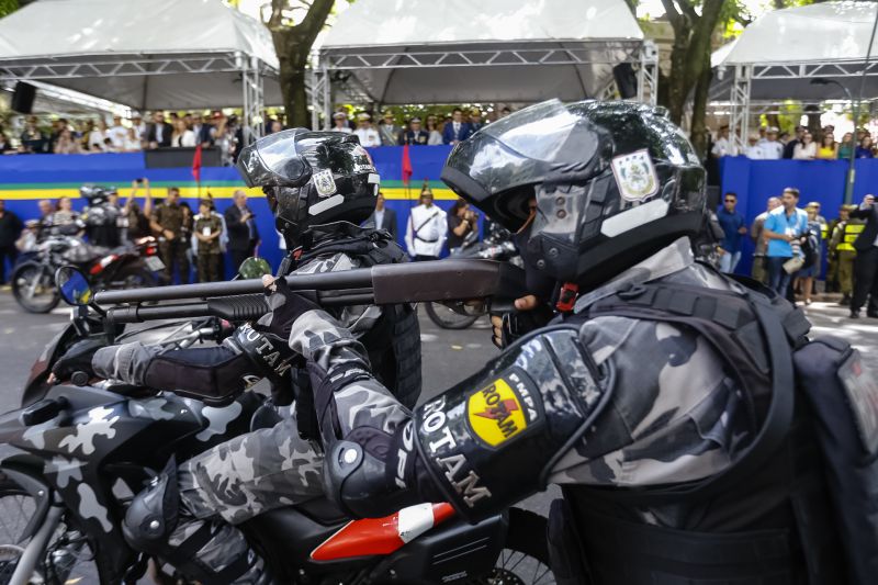 A abertura do desfile foi realizada pelo pelotão de 30 alunos de escolas estaduais e 20 atletas do Núcleo de Esporte e Lazer (NEL) da modalidade de ginástica rítmica e por atletas paralímpicos e olímpicos da Secretaria de Estado de Educação (Seduc). O grupo fez a entrega da Tocha da Paz ao general Paulo Sérgio Nogueira, do Comando Militar do Norte. O instrumento simbólico representa o esforço coletivo para alimentar e intensificar a nacionalidade; o repúdio às drogas, à discriminação e a todo tipo de violência.  <div class='credito_fotos'>Foto: Marcelo Seabra / Ag. Pará   |   <a href='/midias/2019/originais/5414_20190907104737__mg_3943.jpg' download><i class='fa-solid fa-download'></i> Download</a></div>