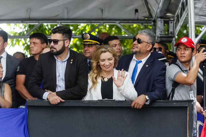 A abertura do desfile foi realizada pelo pelotão de 30 alunos de escolas estaduais e 20 atletas do Núcleo de Esporte e Lazer (NEL) da modalidade de ginástica rítmica e por atletas paralímpicos e olímpicos da Secretaria de Estado de Educação (Seduc). O grupo fez a entrega da Tocha da Paz ao general Paulo Sérgio Nogueira, do Comando Militar do Norte. O instrumento simbólico representa o esforço coletivo para alimentar e intensificar a nacionalidade; o repúdio às drogas, à discriminação e a todo tipo de violência.  <div class='credito_fotos'>Foto: Marcelo Seabra / Ag. Pará   |   <a href='/midias/2019/originais/5414_20190907104946__mg_3187.jpg' download><i class='fa-solid fa-download'></i> Download</a></div>