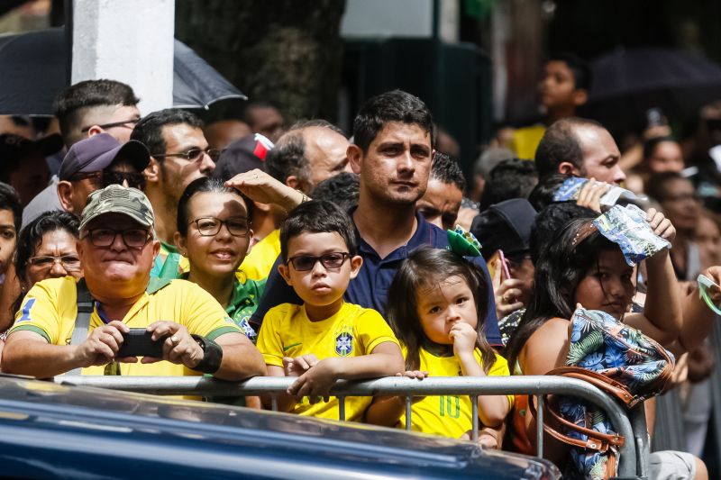 A abertura do desfile foi realizada pelo pelotão de 30 alunos de escolas estaduais e 20 atletas do Núcleo de Esporte e Lazer (NEL) da modalidade de ginástica rítmica e por atletas paralímpicos e olímpicos da Secretaria de Estado de Educação (Seduc). O grupo fez a entrega da Tocha da Paz ao general Paulo Sérgio Nogueira, do Comando Militar do Norte. O instrumento simbólico representa o esforço coletivo para alimentar e intensificar a nacionalidade; o repúdio às drogas, à discriminação e a todo tipo de violência.  <div class='credito_fotos'>Foto: Marcelo Seabra / Ag. Pará   |   <a href='/midias/2019/originais/5414_20190907105041__mg_3197.jpg' download><i class='fa-solid fa-download'></i> Download</a></div>