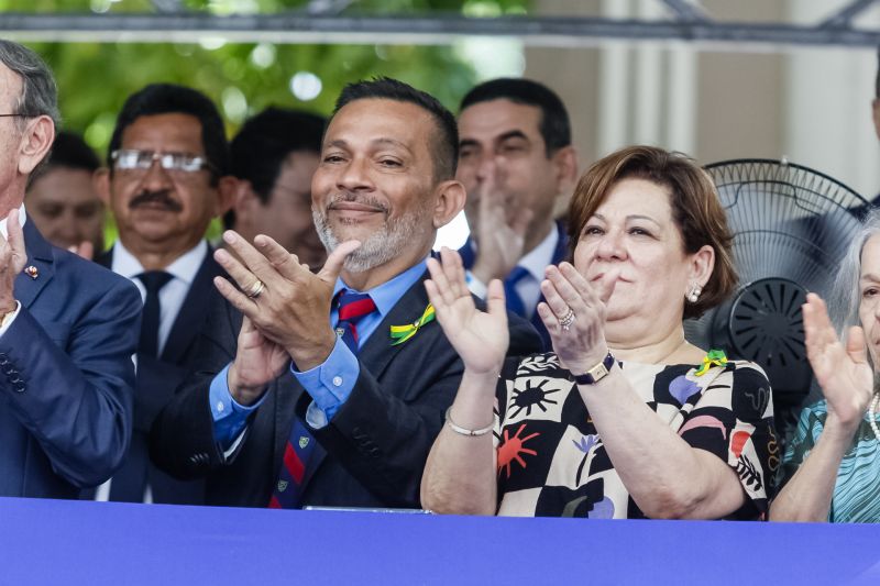 A abertura do desfile foi realizada pelo pelotão de 30 alunos de escolas estaduais e 20 atletas do Núcleo de Esporte e Lazer (NEL) da modalidade de ginástica rítmica e por atletas paralímpicos e olímpicos da Secretaria de Estado de Educação (Seduc). O grupo fez a entrega da Tocha da Paz ao general Paulo Sérgio Nogueira, do Comando Militar do Norte. O instrumento simbólico representa o esforço coletivo para alimentar e intensificar a nacionalidade; o repúdio às drogas, à discriminação e a todo tipo de violência.  <div class='credito_fotos'>Foto: Marcelo Seabra / Ag. Pará   |   <a href='/midias/2019/originais/5414_20190907105139__mg_3202.jpg' download><i class='fa-solid fa-download'></i> Download</a></div>