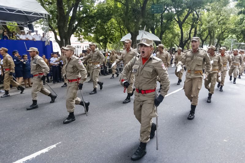 A abertura do desfile foi realizada pelo pelotão de 30 alunos de escolas estaduais e 20 atletas do Núcleo de Esporte e Lazer (NEL) da modalidade de ginástica rítmica e por atletas paralímpicos e olímpicos da Secretaria de Estado de Educação (Seduc). O grupo fez a entrega da Tocha da Paz ao general Paulo Sérgio Nogueira, do Comando Militar do Norte. O instrumento simbólico representa o esforço coletivo para alimentar e intensificar a nacionalidade; o repúdio às drogas, à discriminação e a todo tipo de violência.  <div class='credito_fotos'>Foto: Marcelo Seabra / Ag. Pará   |   <a href='/midias/2019/originais/5414_20190907105338__mg_3953.jpg' download><i class='fa-solid fa-download'></i> Download</a></div>