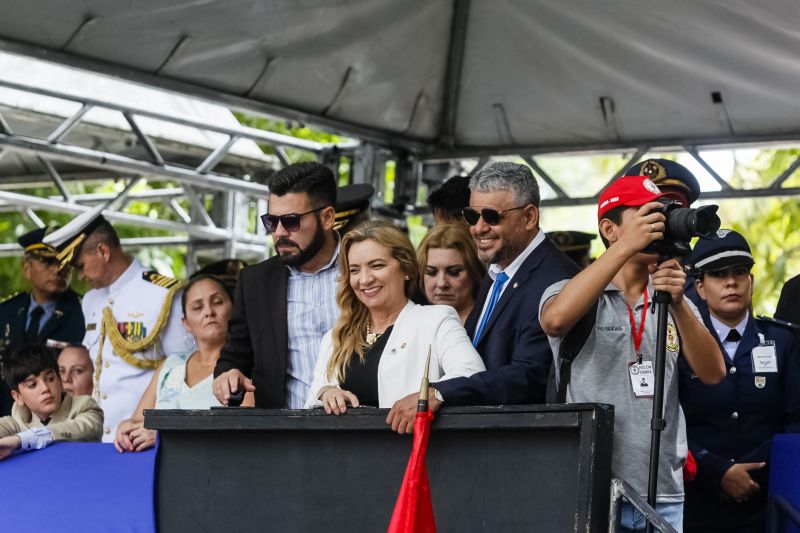 A abertura do desfile foi realizada pelo pelotão de 30 alunos de escolas estaduais e 20 atletas do Núcleo de Esporte e Lazer (NEL) da modalidade de ginástica rítmica e por atletas paralímpicos e olímpicos da Secretaria de Estado de Educação (Seduc). O grupo fez a entrega da Tocha da Paz ao general Paulo Sérgio Nogueira, do Comando Militar do Norte. O instrumento simbólico representa o esforço coletivo para alimentar e intensificar a nacionalidade; o repúdio às drogas, à discriminação e a todo tipo de violência.  <div class='credito_fotos'>Foto: Marcelo Seabra / Ag. Pará   |   <a href='/midias/2019/originais/5414_20190907105353__mg_3206.jpg' download><i class='fa-solid fa-download'></i> Download</a></div>