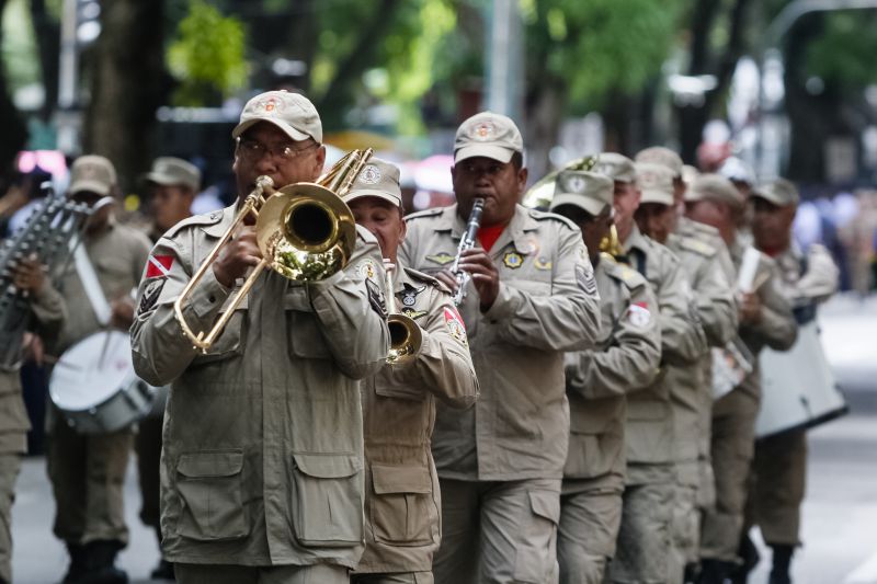 A abertura do desfile foi realizada pelo pelotão de 30 alunos de escolas estaduais e 20 atletas do Núcleo de Esporte e Lazer (NEL) da modalidade de ginástica rítmica e por atletas paralímpicos e olímpicos da Secretaria de Estado de Educação (Seduc). O grupo fez a entrega da Tocha da Paz ao general Paulo Sérgio Nogueira, do Comando Militar do Norte. O instrumento simbólico representa o esforço coletivo para alimentar e intensificar a nacionalidade; o repúdio às drogas, à discriminação e a todo tipo de violência.  <div class='credito_fotos'>Foto: Marcelo Seabra / Ag. Pará   |   <a href='/midias/2019/originais/5414_20190907105429__mg_3209.jpg' download><i class='fa-solid fa-download'></i> Download</a></div>