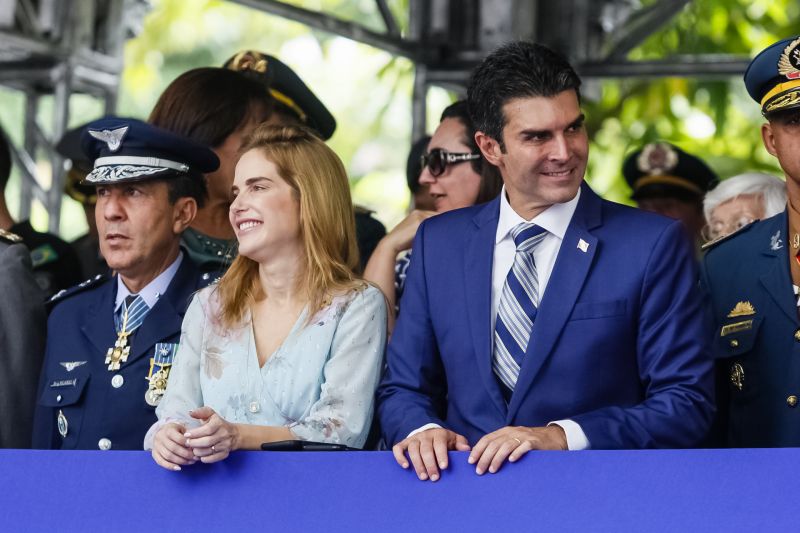 A abertura do desfile foi realizada pelo pelotão de 30 alunos de escolas estaduais e 20 atletas do Núcleo de Esporte e Lazer (NEL) da modalidade de ginástica rítmica e por atletas paralímpicos e olímpicos da Secretaria de Estado de Educação (Seduc). O grupo fez a entrega da Tocha da Paz ao general Paulo Sérgio Nogueira, do Comando Militar do Norte. O instrumento simbólico representa o esforço coletivo para alimentar e intensificar a nacionalidade; o repúdio às drogas, à discriminação e a todo tipo de violência.  <div class='credito_fotos'>Foto: Marcelo Seabra / Ag. Pará   |   <a href='/midias/2019/originais/5414_20190907105506__mg_3211.jpg' download><i class='fa-solid fa-download'></i> Download</a></div>