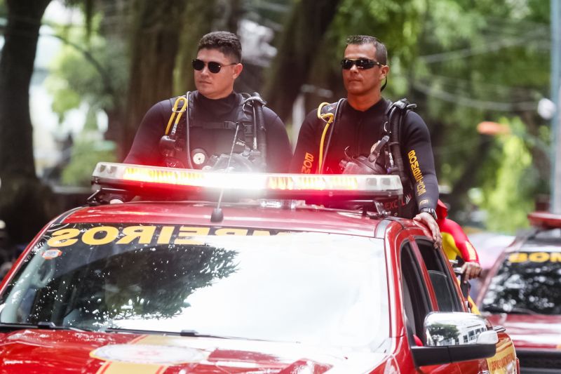 A abertura do desfile foi realizada pelo pelotão de 30 alunos de escolas estaduais e 20 atletas do Núcleo de Esporte e Lazer (NEL) da modalidade de ginástica rítmica e por atletas paralímpicos e olímpicos da Secretaria de Estado de Educação (Seduc). O grupo fez a entrega da Tocha da Paz ao general Paulo Sérgio Nogueira, do Comando Militar do Norte. O instrumento simbólico representa o esforço coletivo para alimentar e intensificar a nacionalidade; o repúdio às drogas, à discriminação e a todo tipo de violência.  <div class='credito_fotos'>Foto: Marcelo Seabra / Ag. Pará   |   <a href='/midias/2019/originais/5414_20190907105725__mg_3218.jpg' download><i class='fa-solid fa-download'></i> Download</a></div>