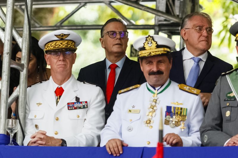 A abertura do desfile foi realizada pelo pelotão de 30 alunos de escolas estaduais e 20 atletas do Núcleo de Esporte e Lazer (NEL) da modalidade de ginástica rítmica e por atletas paralímpicos e olímpicos da Secretaria de Estado de Educação (Seduc). O grupo fez a entrega da Tocha da Paz ao general Paulo Sérgio Nogueira, do Comando Militar do Norte. O instrumento simbólico representa o esforço coletivo para alimentar e intensificar a nacionalidade; o repúdio às drogas, à discriminação e a todo tipo de violência.  <div class='credito_fotos'>Foto: Marcelo Seabra / Ag. Pará   |   <a href='/midias/2019/originais/5414_20190907110248__mg_3236.jpg' download><i class='fa-solid fa-download'></i> Download</a></div>