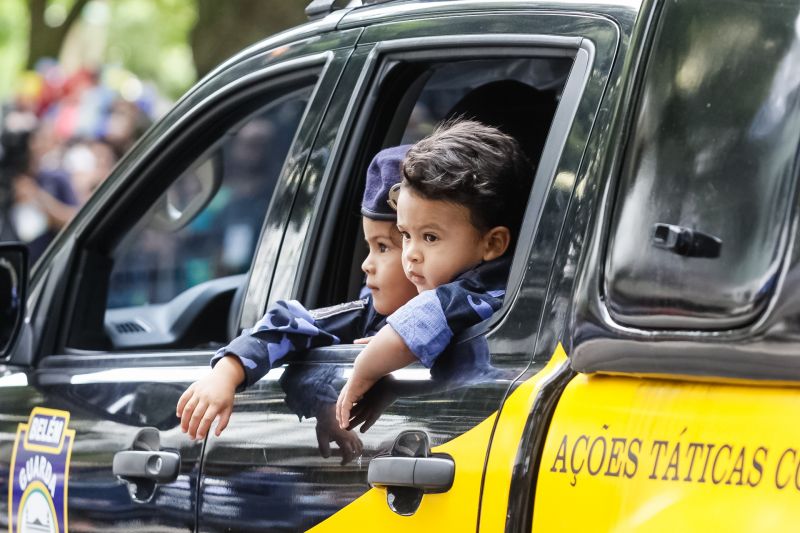 A abertura do desfile foi realizada pelo pelotão de 30 alunos de escolas estaduais e 20 atletas do Núcleo de Esporte e Lazer (NEL) da modalidade de ginástica rítmica e por atletas paralímpicos e olímpicos da Secretaria de Estado de Educação (Seduc). O grupo fez a entrega da Tocha da Paz ao general Paulo Sérgio Nogueira, do Comando Militar do Norte. O instrumento simbólico representa o esforço coletivo para alimentar e intensificar a nacionalidade; o repúdio às drogas, à discriminação e a todo tipo de violência.  <div class='credito_fotos'>Foto: Marcelo Seabra / Ag. Pará   |   <a href='/midias/2019/originais/5414_20190907110703__mg_3245.jpg' download><i class='fa-solid fa-download'></i> Download</a></div>