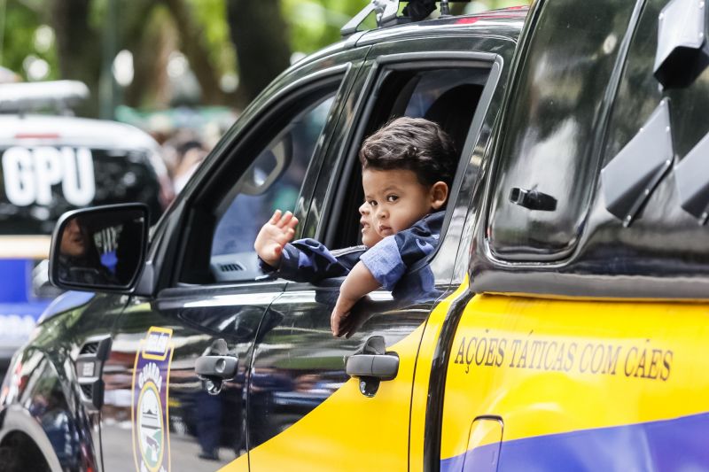 A abertura do desfile foi realizada pelo pelotão de 30 alunos de escolas estaduais e 20 atletas do Núcleo de Esporte e Lazer (NEL) da modalidade de ginástica rítmica e por atletas paralímpicos e olímpicos da Secretaria de Estado de Educação (Seduc). O grupo fez a entrega da Tocha da Paz ao general Paulo Sérgio Nogueira, do Comando Militar do Norte. O instrumento simbólico representa o esforço coletivo para alimentar e intensificar a nacionalidade; o repúdio às drogas, à discriminação e a todo tipo de violência.  <div class='credito_fotos'>Foto: Marcelo Seabra / Ag. Pará   |   <a href='/midias/2019/originais/5414_20190907110704__mg_3247.jpg' download><i class='fa-solid fa-download'></i> Download</a></div>