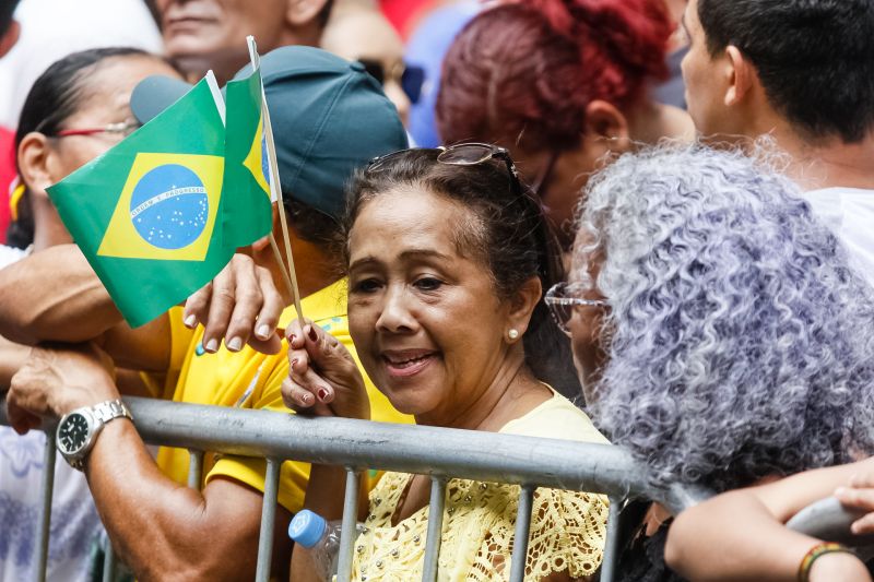 A abertura do desfile foi realizada pelo pelotão de 30 alunos de escolas estaduais e 20 atletas do Núcleo de Esporte e Lazer (NEL) da modalidade de ginástica rítmica e por atletas paralímpicos e olímpicos da Secretaria de Estado de Educação (Seduc). O grupo fez a entrega da Tocha da Paz ao general Paulo Sérgio Nogueira, do Comando Militar do Norte. O instrumento simbólico representa o esforço coletivo para alimentar e intensificar a nacionalidade; o repúdio às drogas, à discriminação e a todo tipo de violência.  <div class='credito_fotos'>Foto: Marcelo Seabra / Ag. Pará   |   <a href='/midias/2019/originais/5414_20190907110805__mg_3250.jpg' download><i class='fa-solid fa-download'></i> Download</a></div>