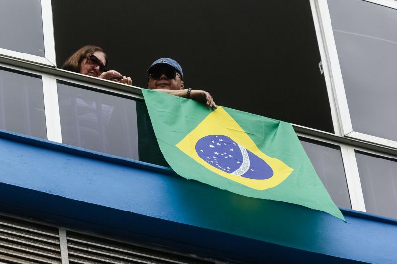 A abertura do desfile foi realizada pelo pelotão de 30 alunos de escolas estaduais e 20 atletas do Núcleo de Esporte e Lazer (NEL) da modalidade de ginástica rítmica e por atletas paralímpicos e olímpicos da Secretaria de Estado de Educação (Seduc). O grupo fez a entrega da Tocha da Paz ao general Paulo Sérgio Nogueira, do Comando Militar do Norte. O instrumento simbólico representa o esforço coletivo para alimentar e intensificar a nacionalidade; o repúdio às drogas, à discriminação e a todo tipo de violência.  <div class='credito_fotos'>Foto: Marcelo Seabra / Ag. Pará   |   <a href='/midias/2019/originais/5414_20190907110845__mg_3252.jpg' download><i class='fa-solid fa-download'></i> Download</a></div>