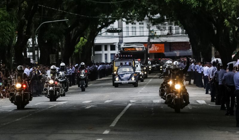 A abertura do desfile foi realizada pelo pelotão de 30 alunos de escolas estaduais e 20 atletas do Núcleo de Esporte e Lazer (NEL) da modalidade de ginástica rítmica e por atletas paralímpicos e olímpicos da Secretaria de Estado de Educação (Seduc). O grupo fez a entrega da Tocha da Paz ao general Paulo Sérgio Nogueira, do Comando Militar do Norte. O instrumento simbólico representa o esforço coletivo para alimentar e intensificar a nacionalidade; o repúdio às drogas, à discriminação e a todo tipo de violência.  <div class='credito_fotos'>Foto: Marcelo Seabra / Ag. Pará   |   <a href='/midias/2019/originais/5414_20190907111235__mg_3279.jpg' download><i class='fa-solid fa-download'></i> Download</a></div>