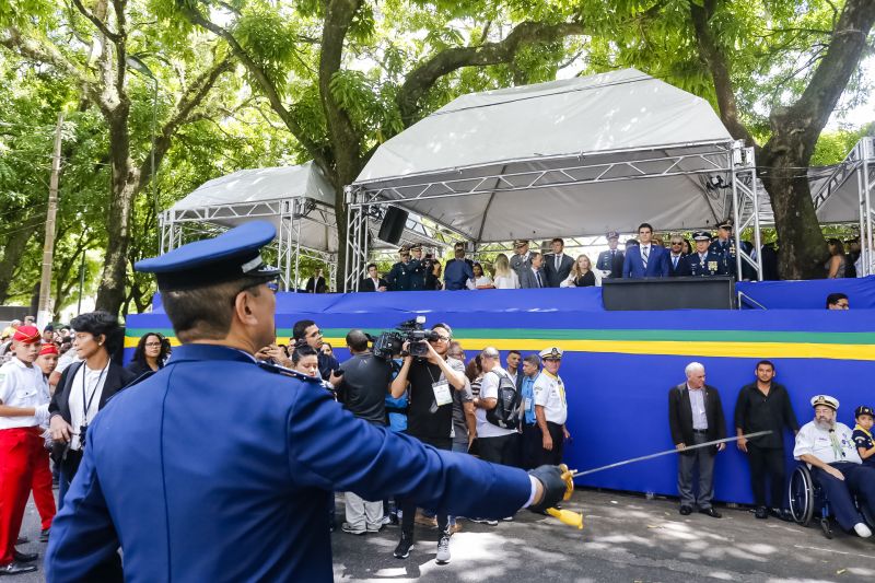 A abertura do desfile foi realizada pelo pelotão de 30 alunos de escolas estaduais e 20 atletas do Núcleo de Esporte e Lazer (NEL) da modalidade de ginástica rítmica e por atletas paralímpicos e olímpicos da Secretaria de Estado de Educação (Seduc). O grupo fez a entrega da Tocha da Paz ao general Paulo Sérgio Nogueira, do Comando Militar do Norte. O instrumento simbólico representa o esforço coletivo para alimentar e intensificar a nacionalidade; o repúdio às drogas, à discriminação e a todo tipo de violência.  <div class='credito_fotos'>Foto: Marcelo Seabra / Ag. Pará   |   <a href='/midias/2019/originais/5414_20190907113259__mg_4095.jpg' download><i class='fa-solid fa-download'></i> Download</a></div>