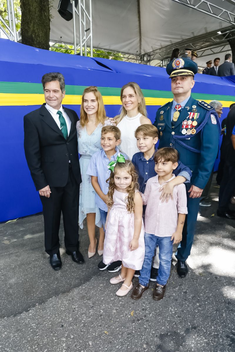 A abertura do desfile foi realizada pelo pelotão de 30 alunos de escolas estaduais e 20 atletas do Núcleo de Esporte e Lazer (NEL) da modalidade de ginástica rítmica e por atletas paralímpicos e olímpicos da Secretaria de Estado de Educação (Seduc). O grupo fez a entrega da Tocha da Paz ao general Paulo Sérgio Nogueira, do Comando Militar do Norte. O instrumento simbólico representa o esforço coletivo para alimentar e intensificar a nacionalidade; o repúdio às drogas, à discriminação e a todo tipo de violência.  <div class='credito_fotos'>Foto: Marcelo Seabra / Ag. Pará   |   <a href='/midias/2019/originais/5414_20190907113709__mg_4167.jpg' download><i class='fa-solid fa-download'></i> Download</a></div>