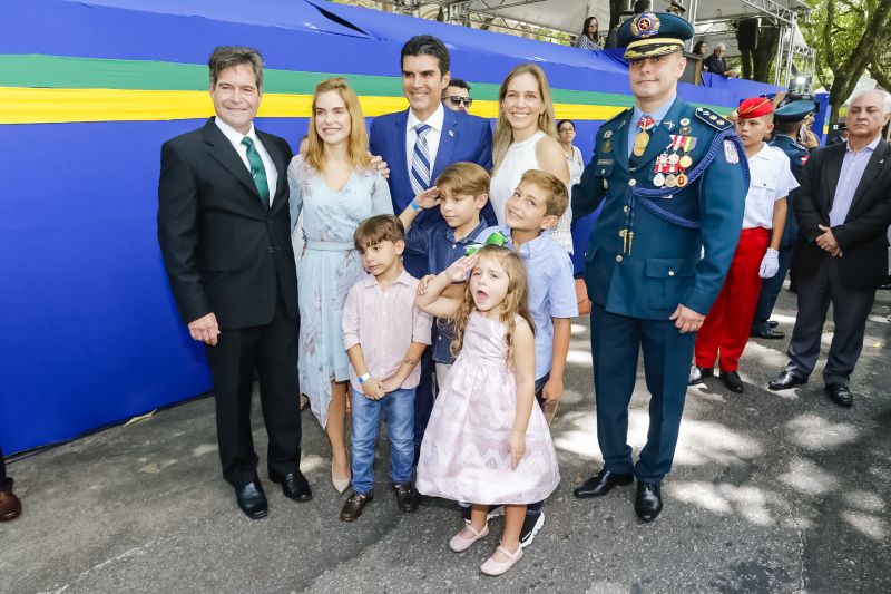 A abertura do desfile foi realizada pelo pelotão de 30 alunos de escolas estaduais e 20 atletas do Núcleo de Esporte e Lazer (NEL) da modalidade de ginástica rítmica e por atletas paralímpicos e olímpicos da Secretaria de Estado de Educação (Seduc). O grupo fez a entrega da Tocha da Paz ao general Paulo Sérgio Nogueira, do Comando Militar do Norte. O instrumento simbólico representa o esforço coletivo para alimentar e intensificar a nacionalidade; o repúdio às drogas, à discriminação e a todo tipo de violência.  <div class='credito_fotos'>Foto: Marcelo Seabra / Ag. Pará   |   <a href='/midias/2019/originais/5414_20190907113852__mg_4179.jpg' download><i class='fa-solid fa-download'></i> Download</a></div>